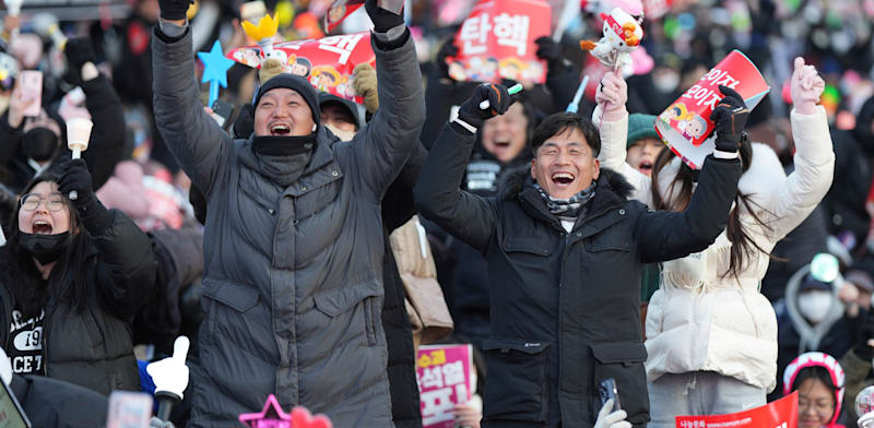 מפגינים מחוץ לאסיפה הלאומית חוגגים את תוצאות ההצבעה, מוקדם יותר היום / צילום: ap, Lee Jin-man