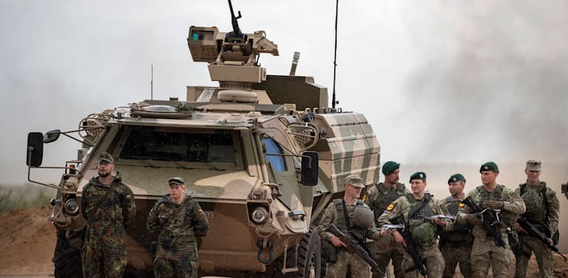 חיילים גרמנים וליטאים בתרגיל בין־לאומי של נאט''ו. חשש אמיתי שהמלחמה תזלוג לשם / צילום: ap, Mindaugas Kulbis