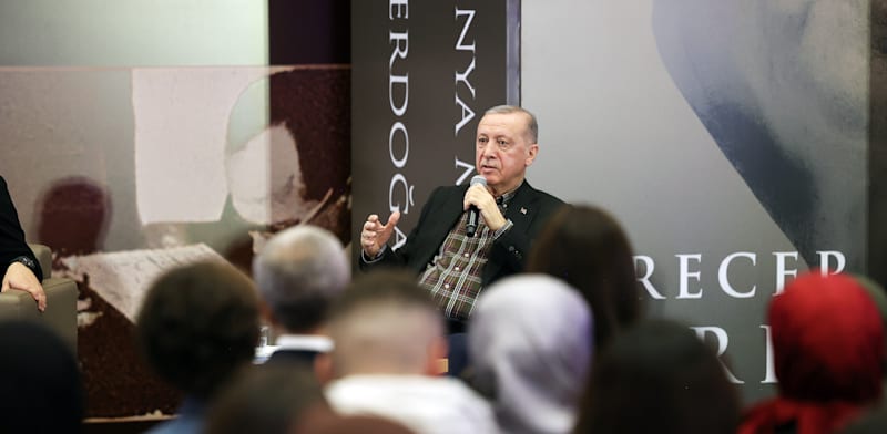 "ארדואן בשיחה עם סטונדטים, השבוע. מזמין את פוטין לחלוק איתו את במת ההיסטוריה / צילום: Reuters, Turkish Presidency/Murat Kula"