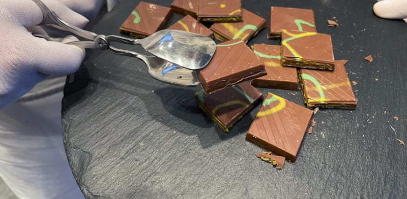 "כל אחת מהחפיסות תימכר ב-15 אירו / צילום: ap, Daniel Niemann"