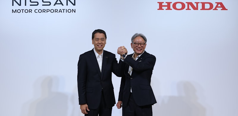 "מנכ''ל הונדה, טושיהירו מיבה ומנכ''ל ניסאן, מקוטו אוצ'ידה, במסיבת עיתונאים משותפת בטוקיו, יפן / צילום: Reuters, Kentaro Tominaga  The Yomiuri Shimbun"