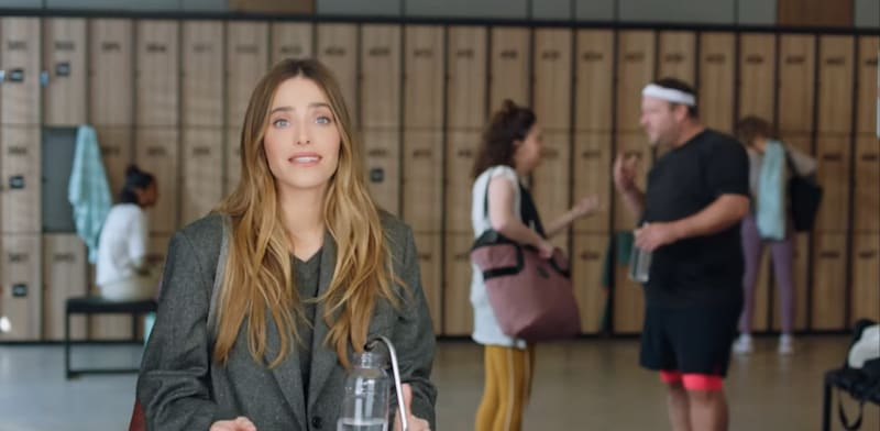 "רותם סלע בקמפיין דיסקונט / צילום: צילום מסך מתוך הקמפיין"