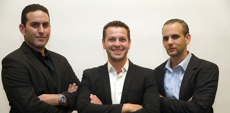 "מימין: אמיר שניידר, טל ספיבק ולירן פורמן, מייסדי קהילת מנהלי שיווק מצייצים / צילום: גדעון מרקוביץ"