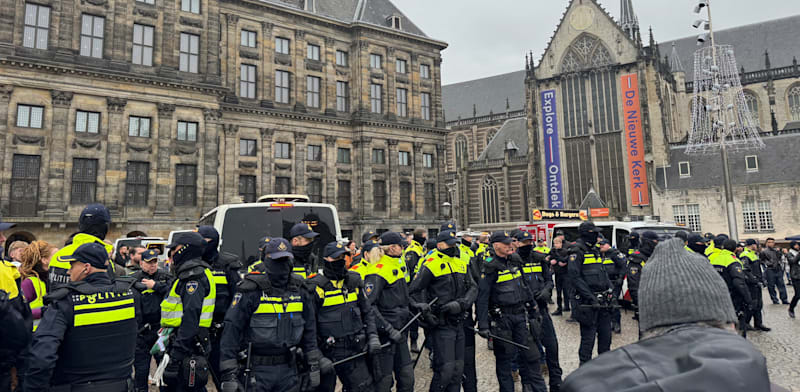 "כוחות שיטור בהפגנה של פרו-פלסטינים באמסטרדם, 10 בנובמבר 2024 / צילום: Reuters, Anthony Deutsch"