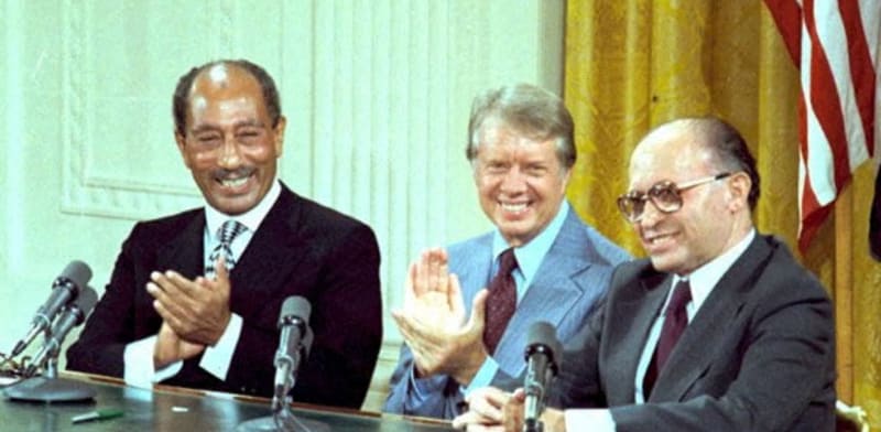 "נשיא ארה''ב ה-39, ג'ימי קרטר, לצד מנחם בגין ואנואר סאדאת, בעת חתימת הסכמי קמפ-דיוויד, ב-1978 / צילום: Reuters, רויטרס"