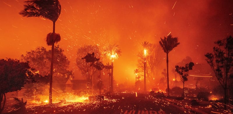 "אש משתוללת בשכונת פסיפיק פליסיידס, קליפורניה, היום (ד') / צילום: ap, Ethan Swope"