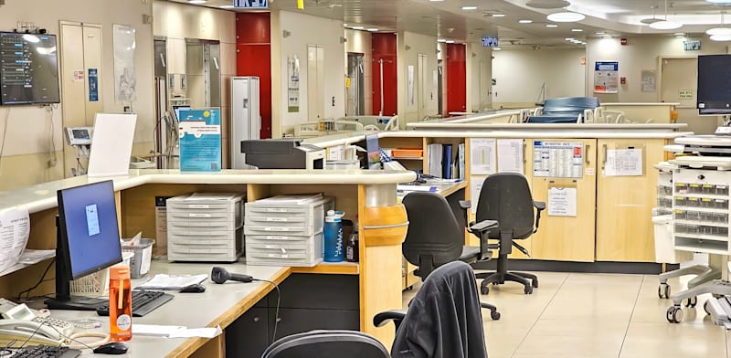 כיסאות ריקים באיכילוב. שירותי הרפואה מידלדלים / צילום: Shutterstock