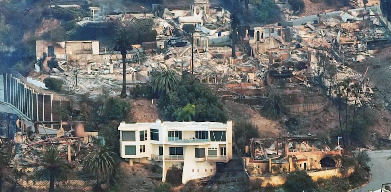"ההרס מהשריפות בשכונת פסיפיק פליסיידס שבלוס אנג'לס / צילום: ap, Mark J. Terrill"