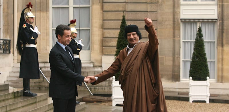 "קדאפי לוחץ את ידו של סרקוזי בביקור בצרפת ב־2007 / צילום: Reuters, Abd Rabbo-Mousse/ABACA"