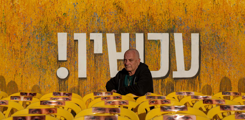 לואיס הר, שחולץ משבי חמאס, ליד מיצג הקורא לשחרור יתר החטופים / צילום: ap, Ohad Zwigenberg