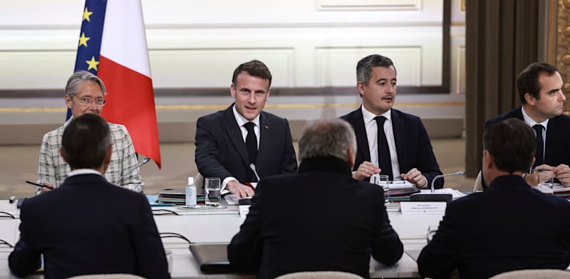 "עמנואל מקרון נשיא צרפת וראש הממשלה החדש, פרנסואה ביירו. ינסו להעביר תקציב / צילום: ap, Ludovic Marin"