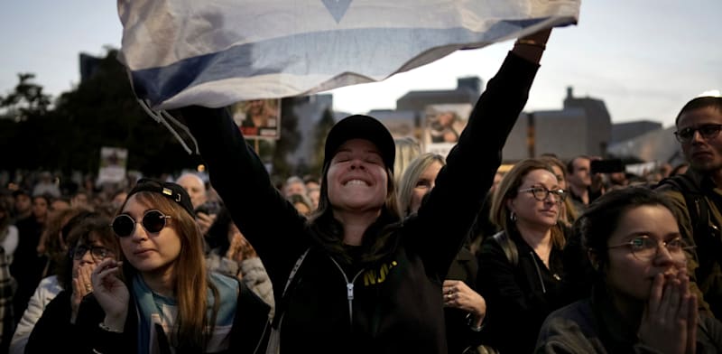 ישראלים, קרובים וחברים צופים ומצפים לחזרתן של רומי גונן, דורון שטיינברכר ואמילי דמארי, תל אביב, היום / צילום: ap, Oded Balilty
