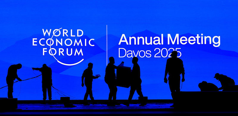 "הכנות לכינוס השנתי בדאבוס / צילום: Reuters, Yves Herman"