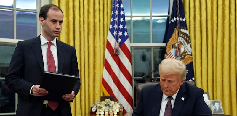 "הנשיא דונלד טראמפ חותם על צו נשיאותי / צילום: Associated Press, Evan Vucci"