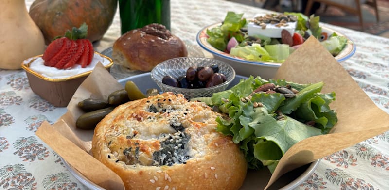 מאפים וסלטים בעגלונת / צילום: נעמה גולדשטיין