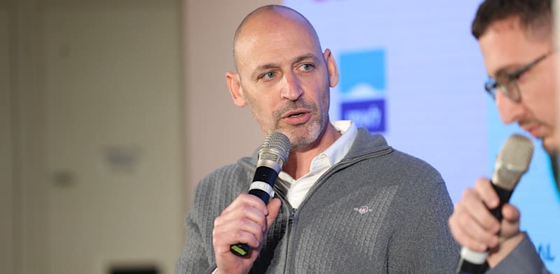 "יקי נוימן, מנכ''ל דוראל, בשיחה עם דין שמואל אלמס בכנס חוזרים לצפון של גלובס / צילום: שלומי יוסף"