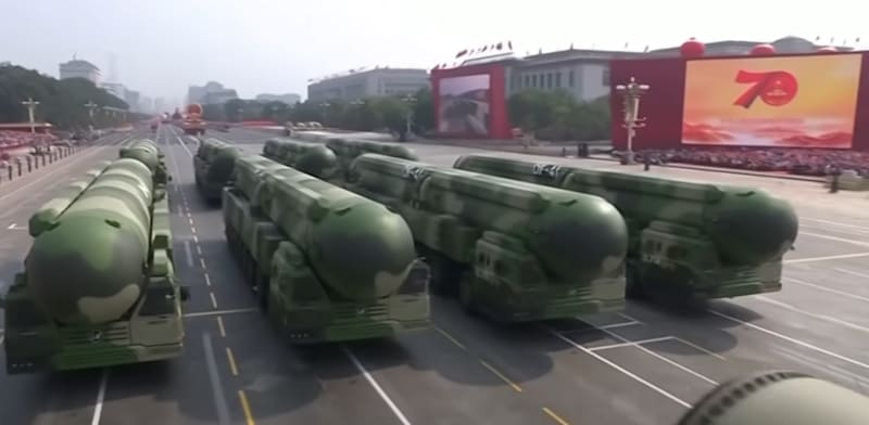 "מצעד ראווה של טילים בליסטיים בין-יבשתיים סיניים / צילום: מתוך יוטיוב"