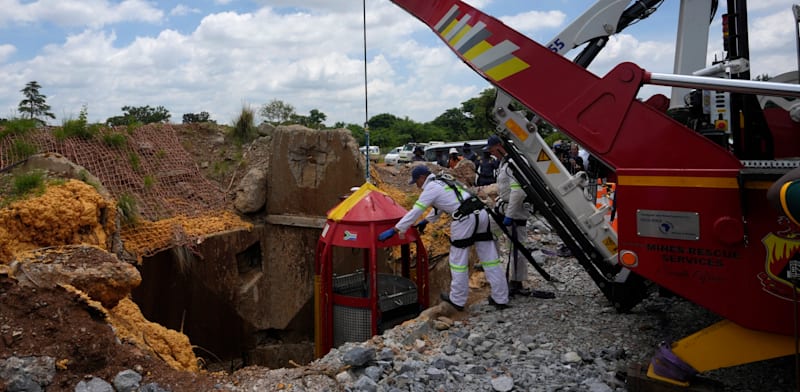 פעולת החילוץ במכרה הזהב הנטוש בסטילפונטיין, דרום אפריקה / צילום: ap, Themba Hadebe