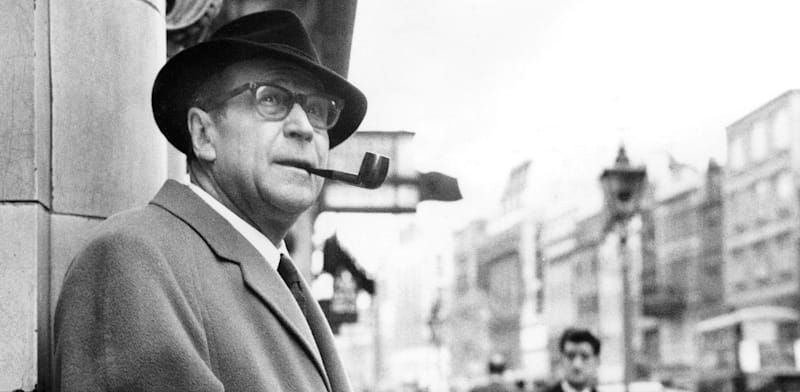 "ז'ורז' סימנון בלונדון, 1962. כתב 60 עד 80 עמודים ביום / צילום: Reuters"