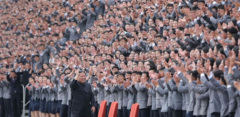 "קים ג'ונג און מנופף לעבר סטודנטים ועובדים צעירים בצפון קוריאה / צילום: Reuters, REUTERS"