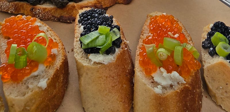 לחם שום בחמאה טבעונית עם קוויאר אצות במשיגנע / צילום: ליבי לוי