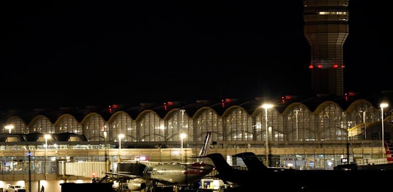 מטוס של אמריקן איירליינס חונה בשער בנמל התעופה רונלד רייגן בוושינגטון / צילום: Associated Press, Mark Schiefelbein