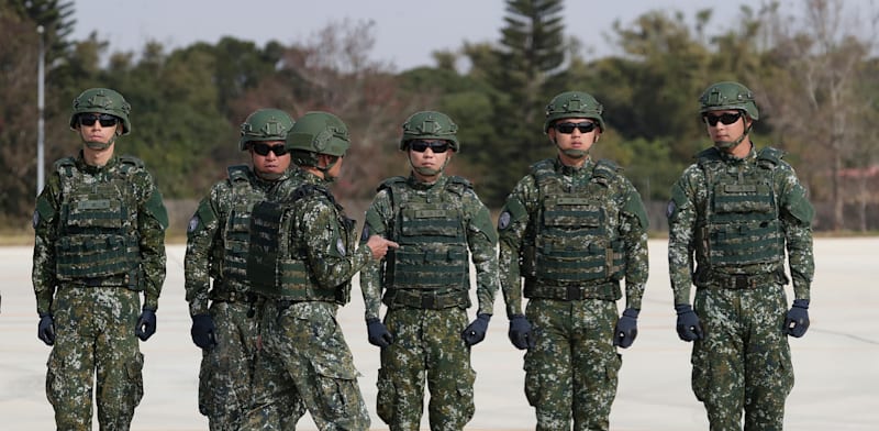 "חיילים בצבא טיוואן. הפרלמנט החליט להפחית את תקציב הביטחון, למרות האיום הסיני / צילום: ap, ChiangYing-ying"