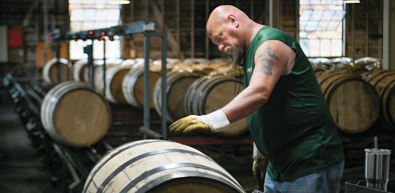 עובד מזקקת בורבון בקנטקי. נשאר מלאי מהמגפה / צילום: Reuters, BRYAN WOOLSTON