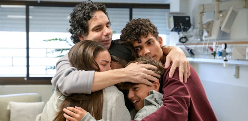 השב עופר קלדרון מתאחד עם ילדיו בבית החולים שיבא תל השומר