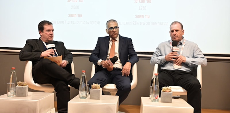 דני סופר, המשנה למנכ''ל מקורות, וניסן לוי, מנכ''ל נמל אשדוד, בשיחה עם כתב גלובס חזי שטרנליכט בכנס תשתית לעתיד של גלובס / צילום: תמר מצפי