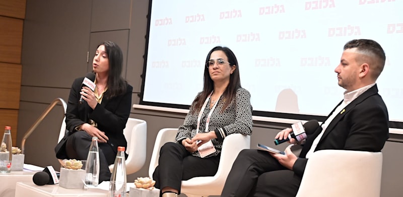 "ליאת שוחט, ראש עיריית אור יהודה, וחלי אדרי-שבת, רפרנטית תחבורה באוצר, בשיחה עם כתב גלובס אסף זגריזק בכנס תשתית לעתיד של גלובס / צילום: תמר מצפי"