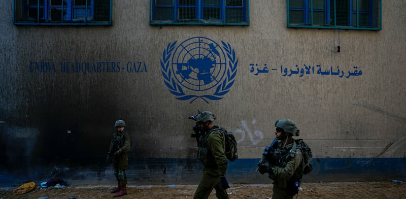 חיילי צה''ל מחוץ למטה אונר''א ברצועת עזה / צילום: ap, Ariel Schalit