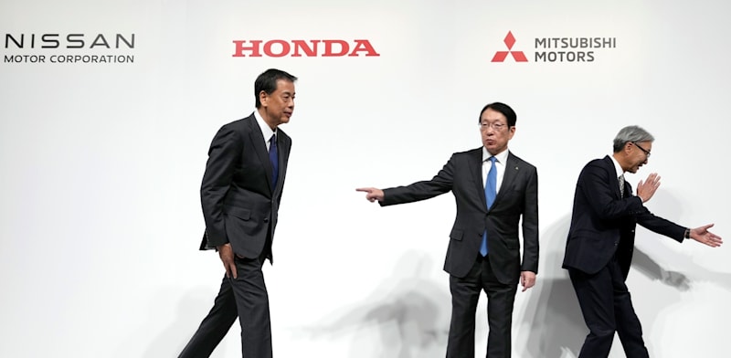 "מנכ''ל הונדה, טושיהירו מיבה, מנכ''ל מיצובישי, טקאו קאטו, ומנכ''ל ניסאן, מקוטו אוצ'ידה, במסיבת עיתונאים משותפת בטוקיו, יפן / צילום: ap, Eugene Hoshiko"