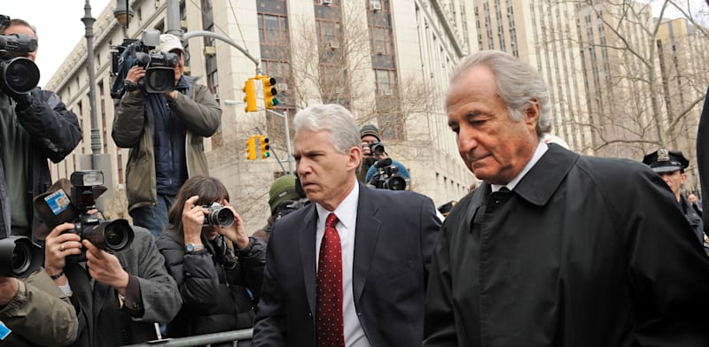 "ברני מיידוף בדרך לבית המשפט / צילום: ap, Louis Lanzano"