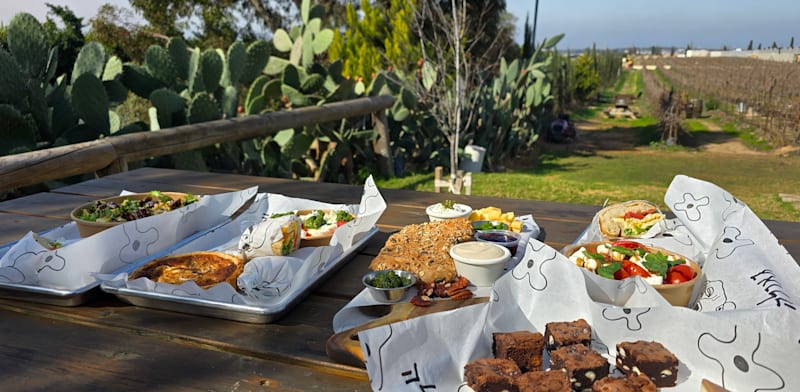 "מאפים וסלטים בגאולה בר / צילום: אורנה בן חיים"