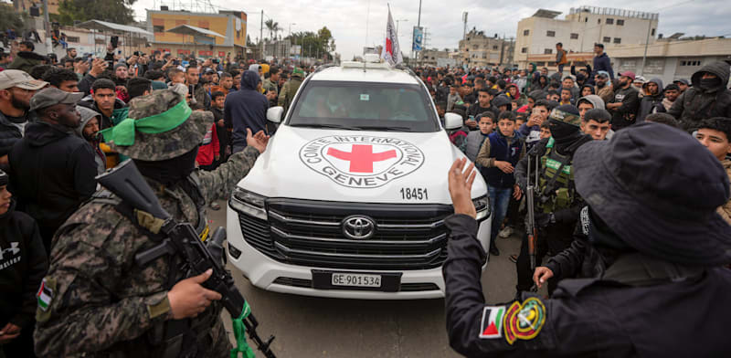 "שחרור חטופים בעסקה האחרונה / צילום: ap, Abdel Kareem Hana"
