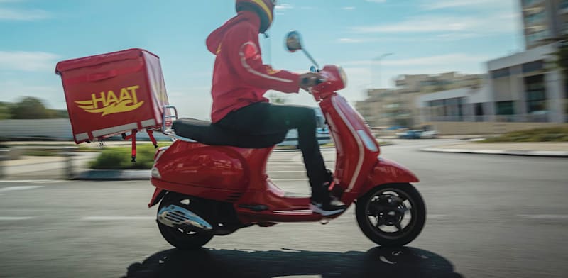 שליח של HAAT. אפשר להזמין אוכל בלי כתובת מדויקת / צילום: HAAT