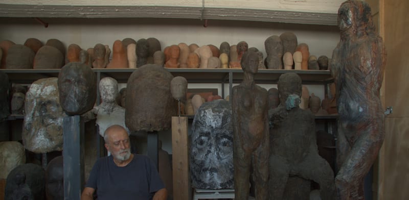 "עופר ללוש בסטודיו שלו. ''אני איש אופטימי'' / צילום: אריאל ינאי"