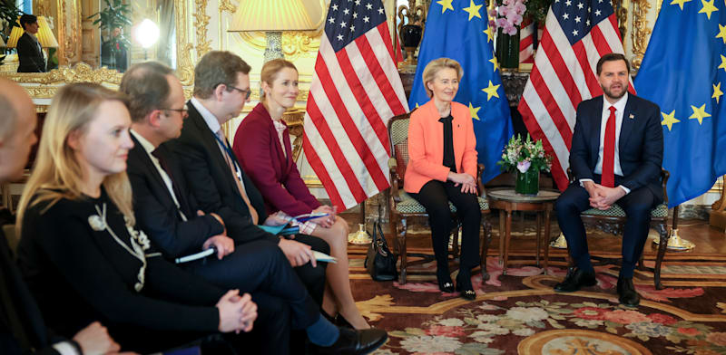 "מימין: ג'יי.די ואנס, סגן נשיא ארה''ב, עם אורסולה פון דר ליין, נשיאת הנציבות האירופית, בכנס AI בפריז / צילום: ap, Thomas Padilla"