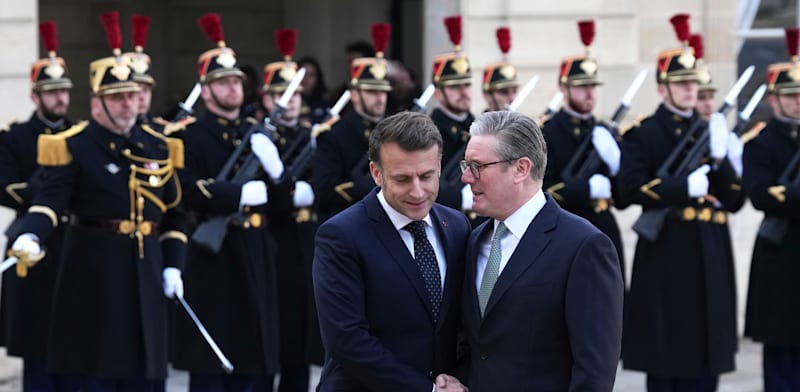 "ראש ממשלת בריטניה קיר סטארמר לצד נשיא צרפת עמנואל מקרון / צילום: ap, Aurelien Morissard"