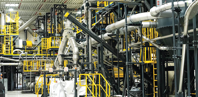 "מפעל מיחזור סוללות רכב בגרמניה / צילום: Peter Fenes"