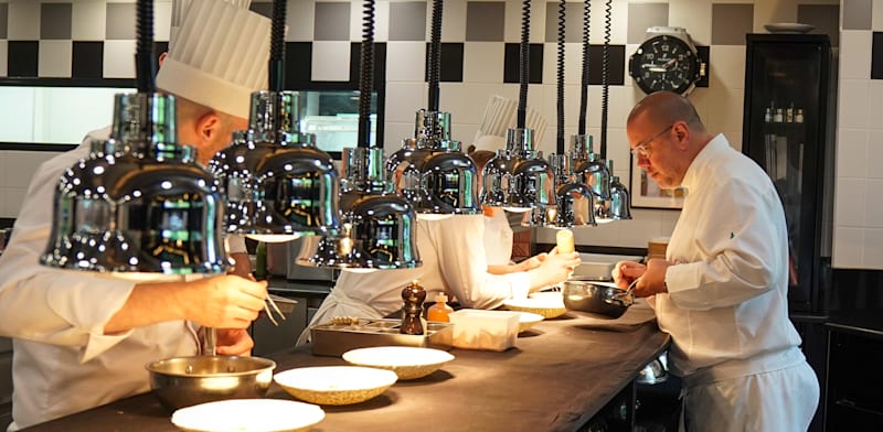 "מסעדה צרפתית עם 3 כוכבי מישלן של השף Arnaud Lallement / צילום: Shutterstock, Leonard Zhukovsky"