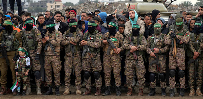 "מחבלי חמאס בנקודת שחרור החטופים בנוסיראת ביום שבת האחרון / צילום: ap, Abdel Kareem Hana"