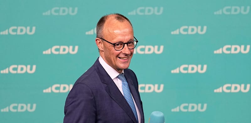 "פרידריך מרץ עולה לבמה במטה המפלגה הנוצרית-הדמוקרטית בגרמניה, אמש (א') / צילום: ap, Martin Meissner"