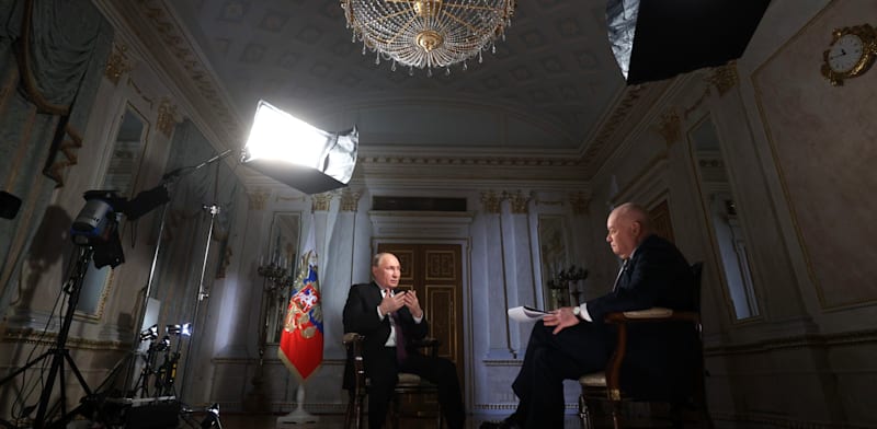 קיסליוב (מימין) מראיין את פוטין בקרמלין. מכחיש שהוא עוסק בתעמולה / צילום: ap, Gavriil Grigorov