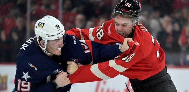 "קקטה בין שחקני נבחרת ההוקי האמריקאית והקנדית, בשבוע שעבר / צילום: צילומי מסך מתוך יוטיוב"