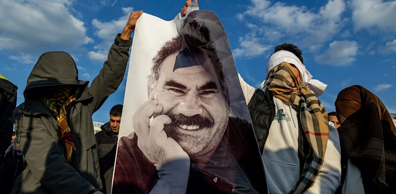 "נערים כורדים מחזיקים פוסטר של מנהיג ה-PKK, עבדוללה אוג'לאן, בטורקיה, היום (ה') / צילום: ap, Metin Yoksu"