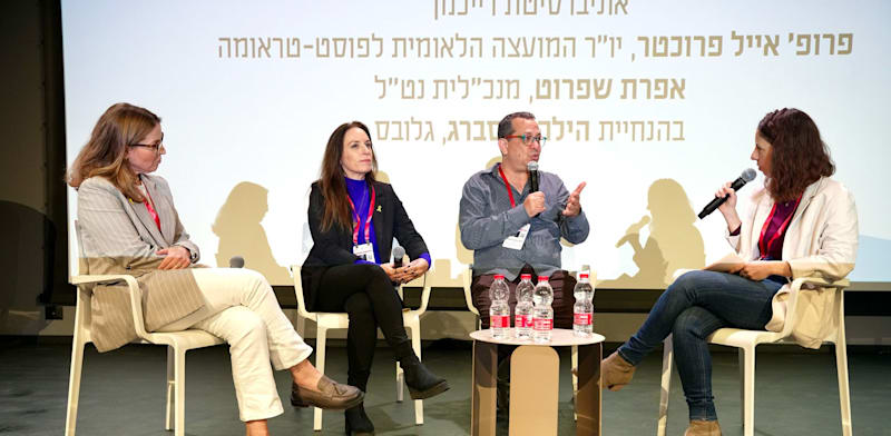 "פרופ' אייל פרוכטר, אפרת שפרוט ופרופ' ענת קלומק-בורנשטיין בפאנל משותף בהנחיית הילה ויסברג בכנס ''בשביל ההצלחה'' / צילום: כדיה לוי"
