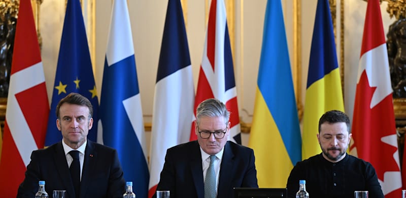 "נשיא אוקראינה וולודימיר זלנסקי, ראש ממשלת בריטניה קיר סטארמר, ונשיא צרפת עמנואל מקרון / צילום: ap, Justin Tallis"