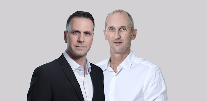 "טל תפוחי (גמלא הראל) ומאור דואק (מניף) / צילום: עודד קרני, מניף שירותים פיננסים"